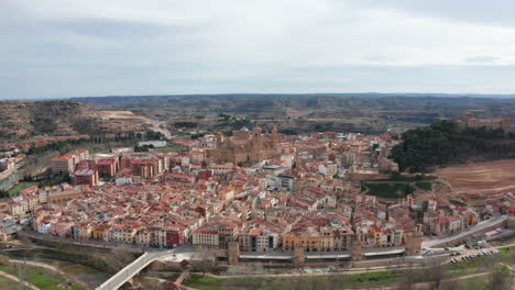 Volando-Hacia-La-Ciudad-De-Alcañiz-España-Día-Nublado-Provincia-De-Teruel